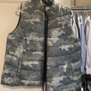 NWOT gap camo puffer vest